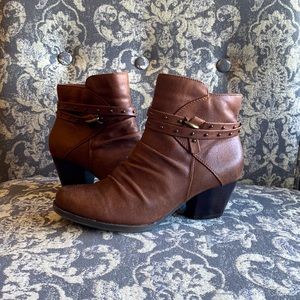 Baretraps ankle boots- like new & super cute!